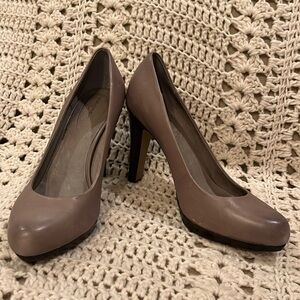 Halogen Taupe Leather Platform Pump Size 8